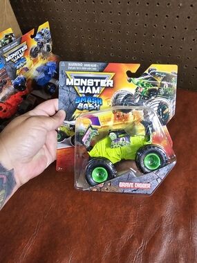 Monster Jam Smash & Bash Grave Digger 1:64 Series 1